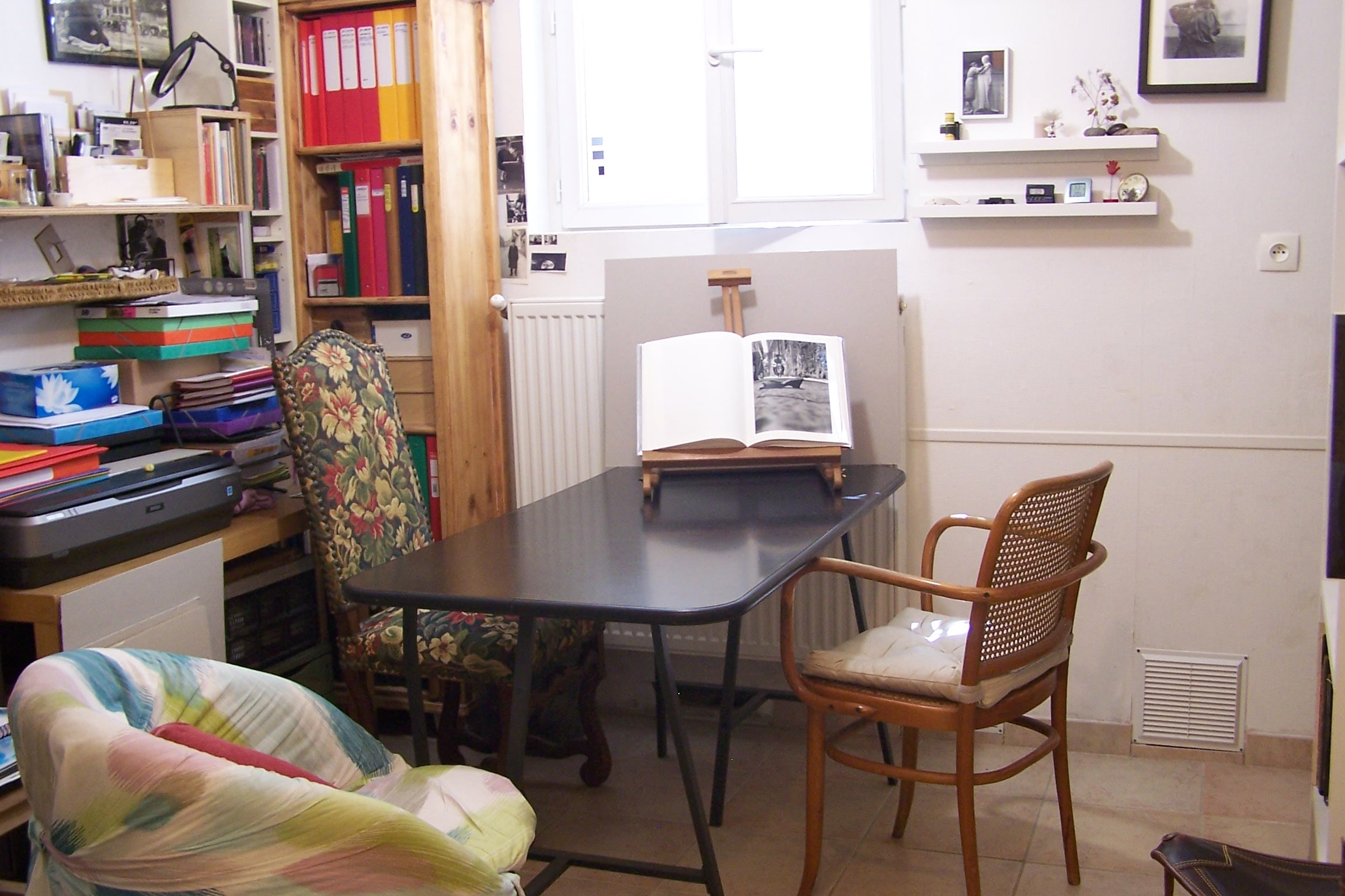 La pièce de travail est petite et agréable avec une bonne ambiance. Penser la photographie vue d'ensemble de l'Atelier