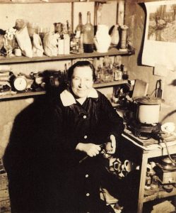 Božena Sudková , la sœur de Josef Sudek fait la cuisine