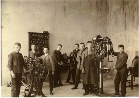 Groupe d'élèves classe de reliure