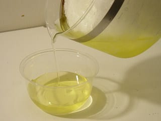 Le tirage argentique en photographie - l'albumine est recueillie fluide après avoir monté le blanc de l'œuf en neige et l'avoir laissé retomber.[photo: source web: le site http://www.disactis.com/]