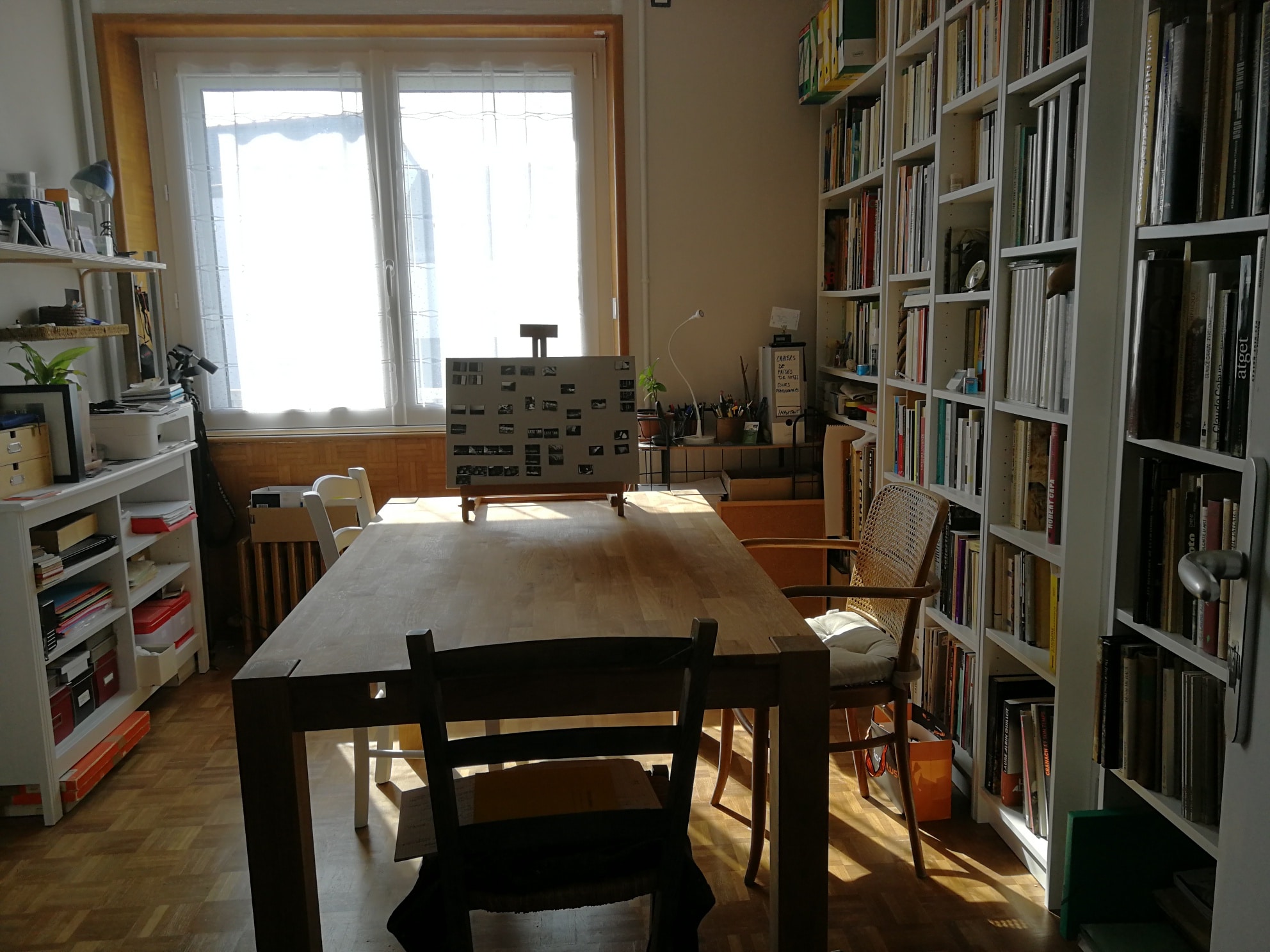 Covid-19 Atelier pH. Neutre. La table de travail est suffisamment large pour tenir la distanciation physique Covid-19 Atelier pH. Neutre. La table de travail est suffisamment large pour tenir la distanciation physique