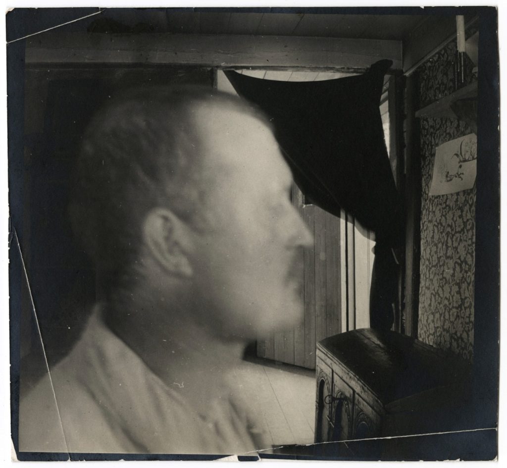 Edvard Munch et la photographie. ©Edvard Munch. Autoportrait dans sa maison d’Asgardstrand/1904/8,8X9,5 cm/Musée Munch Oslo