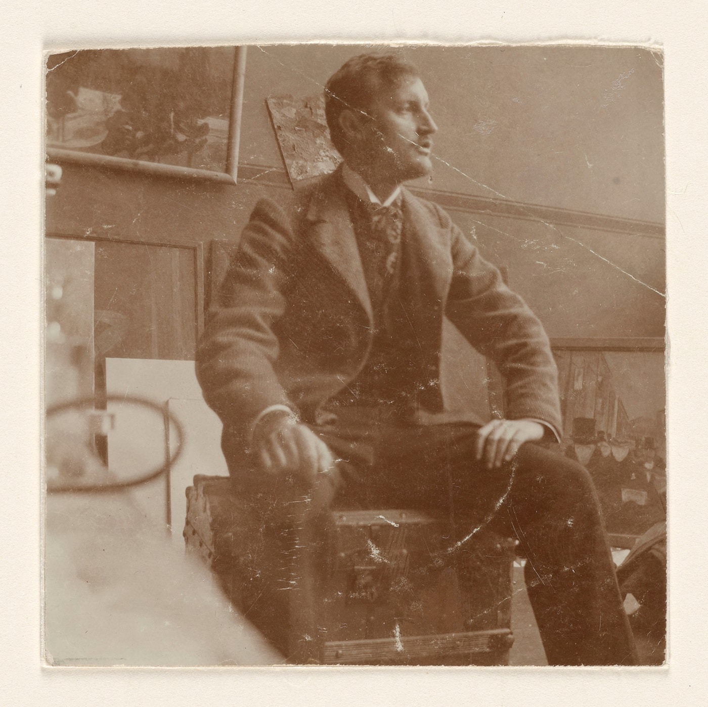 Edvard Munch: Edvard Munch sur sa valise dans l'atelier de la Lützowstrasse 82 I. Photographie, 1902. Photo © Munchmuseet