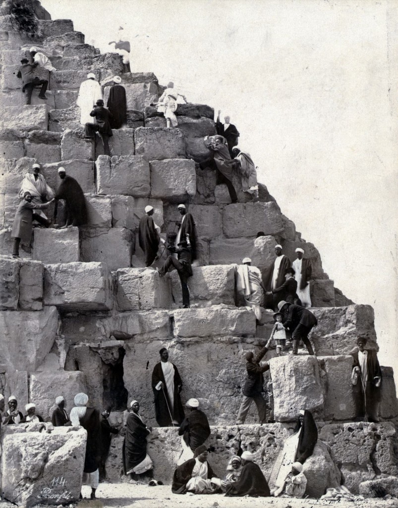 Bonfils, un photographe en Orient - Ascension de la Grande pyramide